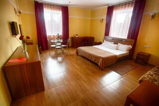 Гостиница Вокруг Света Ильинский Улучшенный двухместный номер с 1 кроватью или 2 отдельными кроватями-1